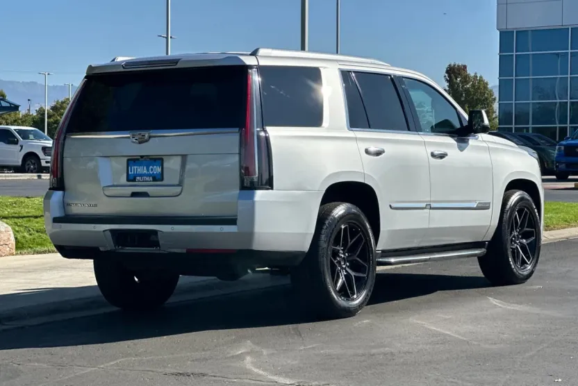 2016 Cadillac Escalade Luxury photo 1