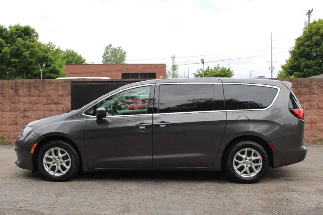 2018 Chrysler Pacifica Touring photo 1