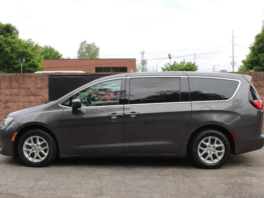 2018 Chrysler Pacifica Touring photo 1