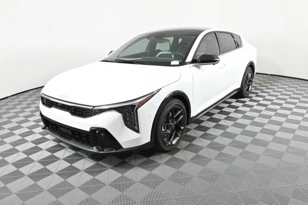 2025 Kia K4 GT-Line Turbo photo 1