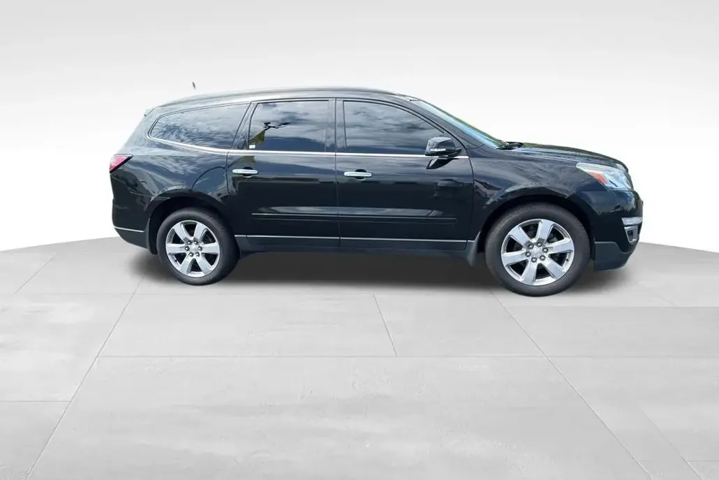2017 Chevrolet Traverse 1LT photo 1
