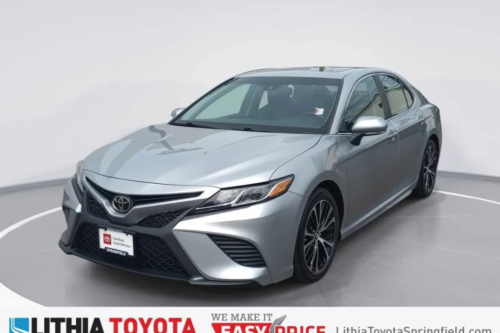 2018 Toyota Camry SE photo 1