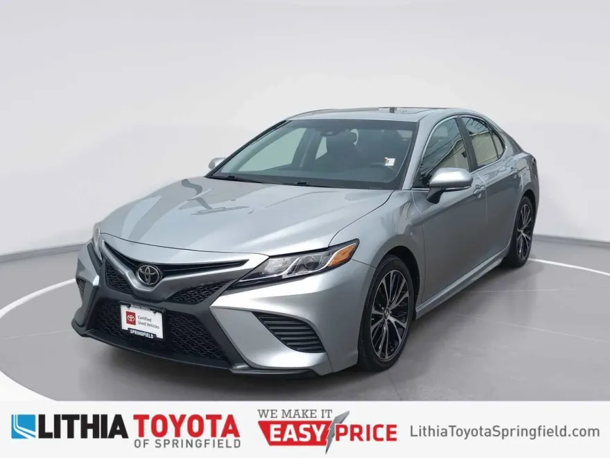 2018 Toyota Camry SE photo 1
