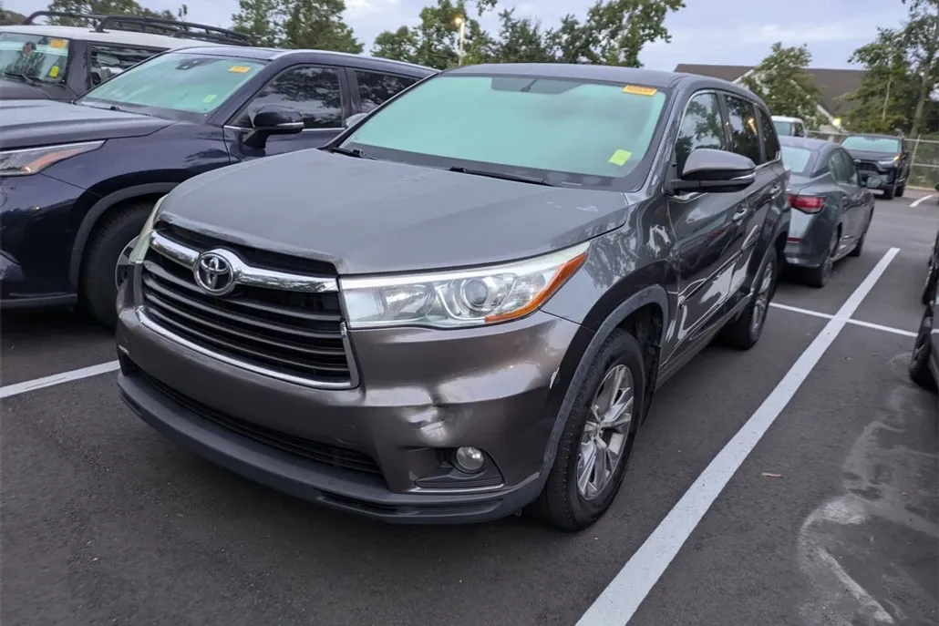 2015 Toyota Highlander LE Plus photo 1