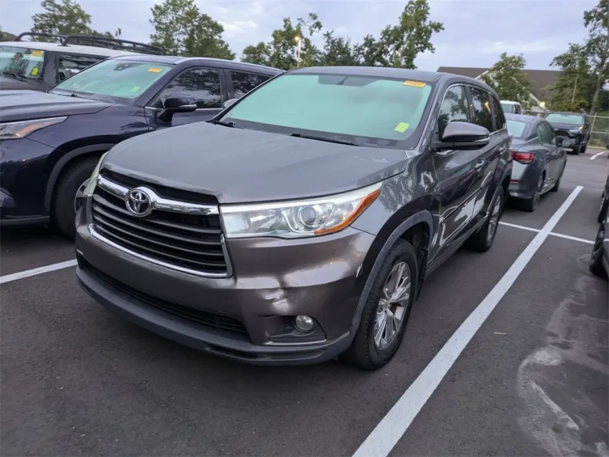 2015 Toyota Highlander LE Plus photo 1