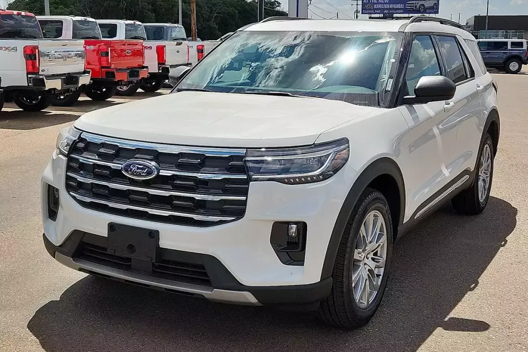 2025 Ford Explorer photo 1