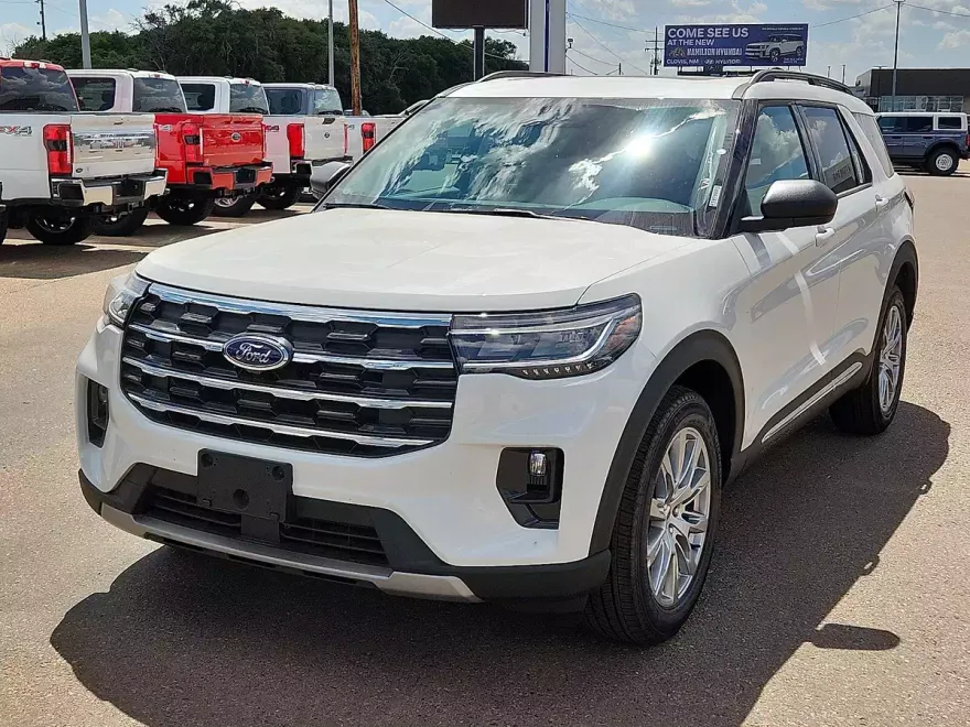 2025 Ford Explorer photo 1