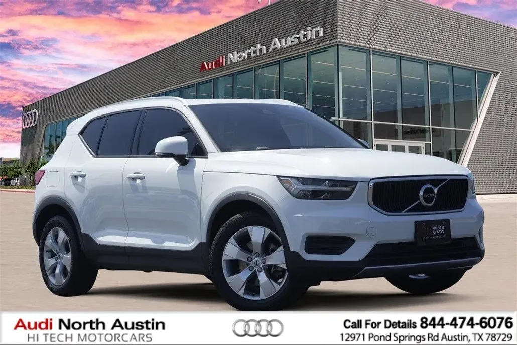 2019 Volvo XC40 Momentum photo 1