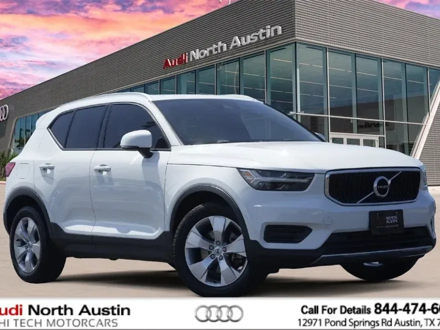 2019 Volvo XC40 Momentum photo 1