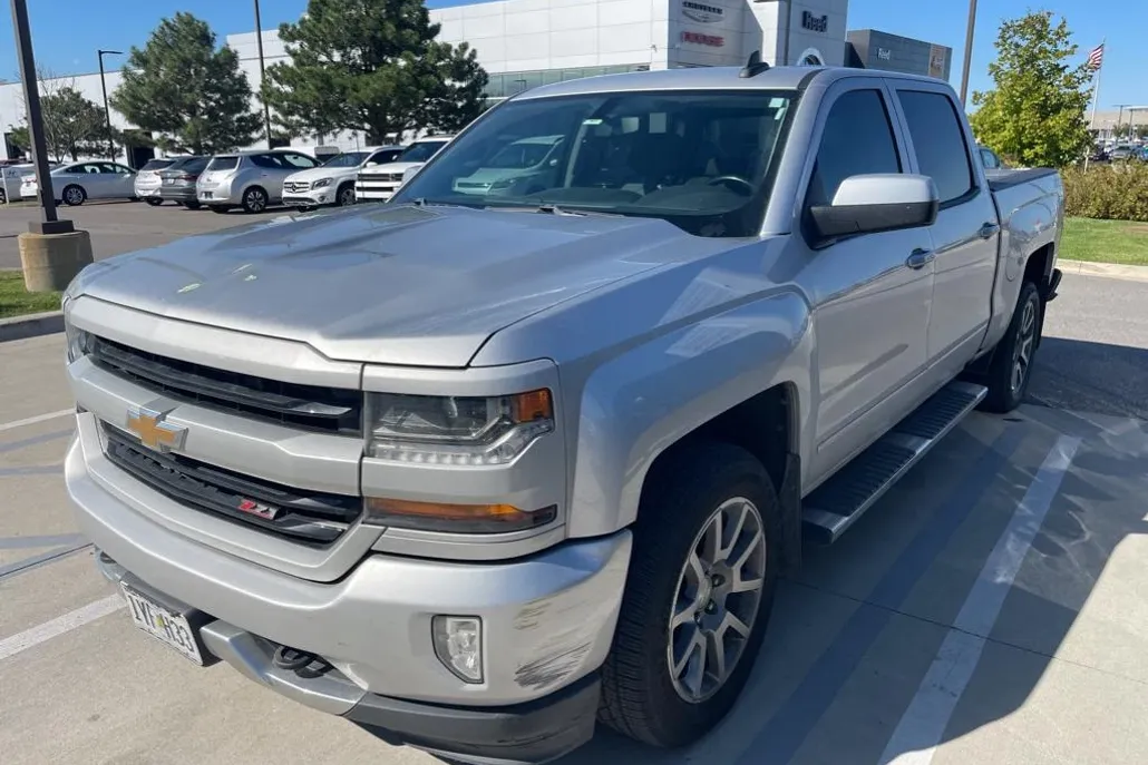 2018 Chevrolet Silverado 1500 LT photo 1