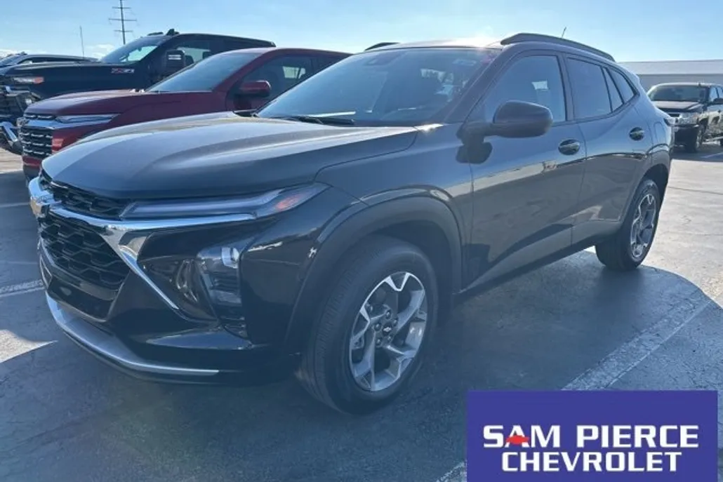 2024 Chevrolet Trax LT photo 1