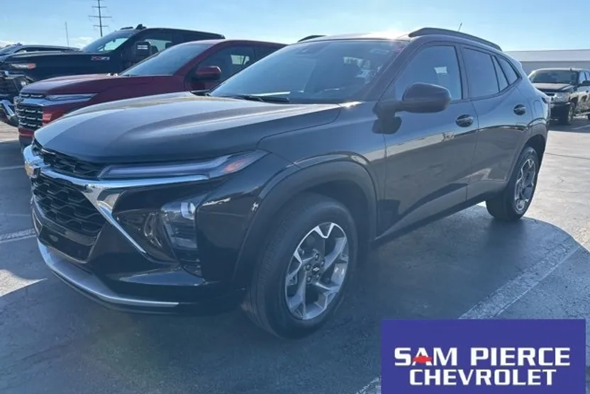 2024 Chevrolet Trax LT photo 1