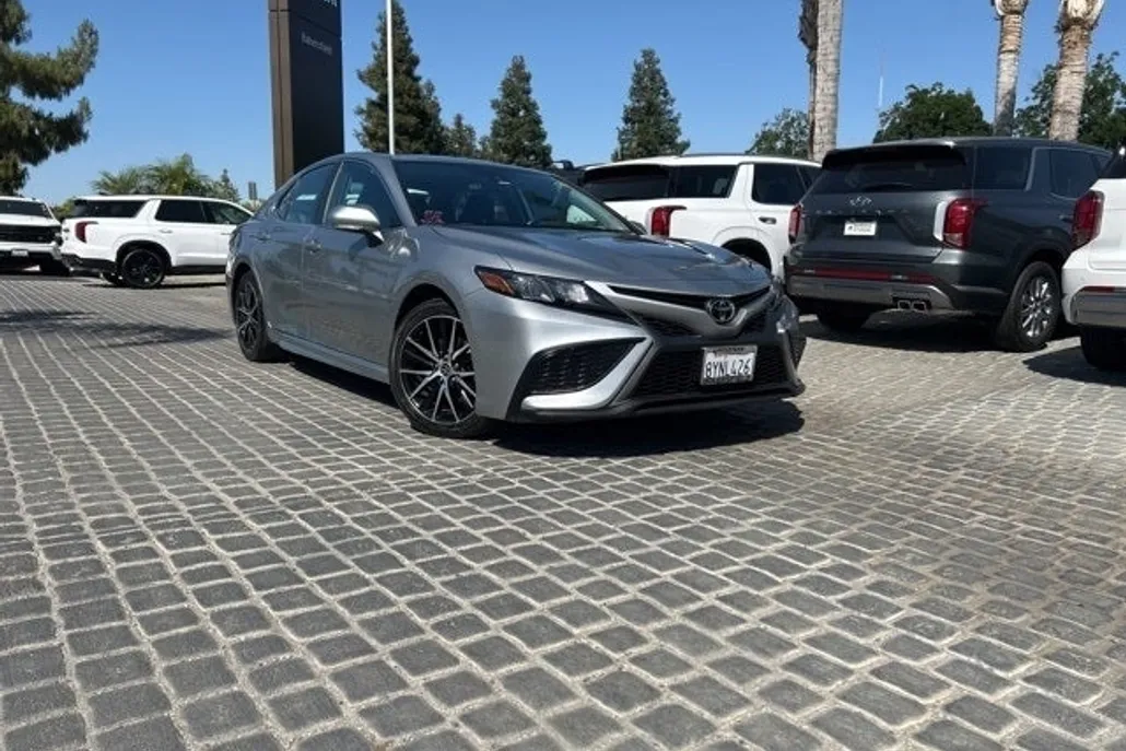 2022 Toyota Camry SE photo 1