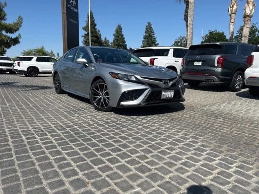 2022 Toyota Camry SE photo 1