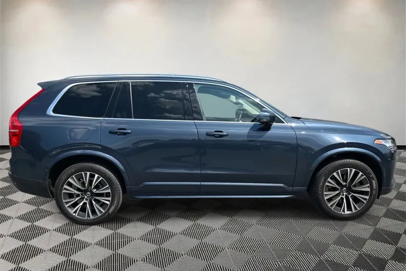 2022 Volvo XC90 T5 AWD Momentum photo 1