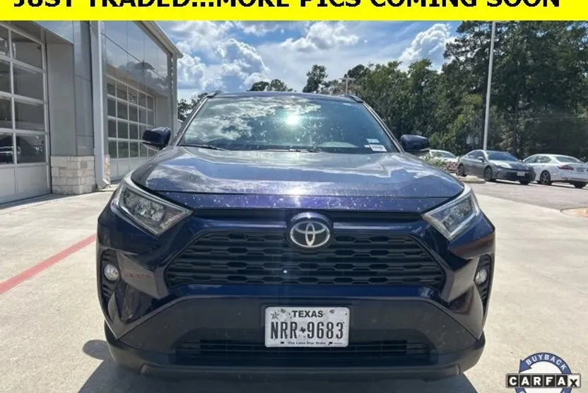 2020 Toyota RAV4 XLE photo 1