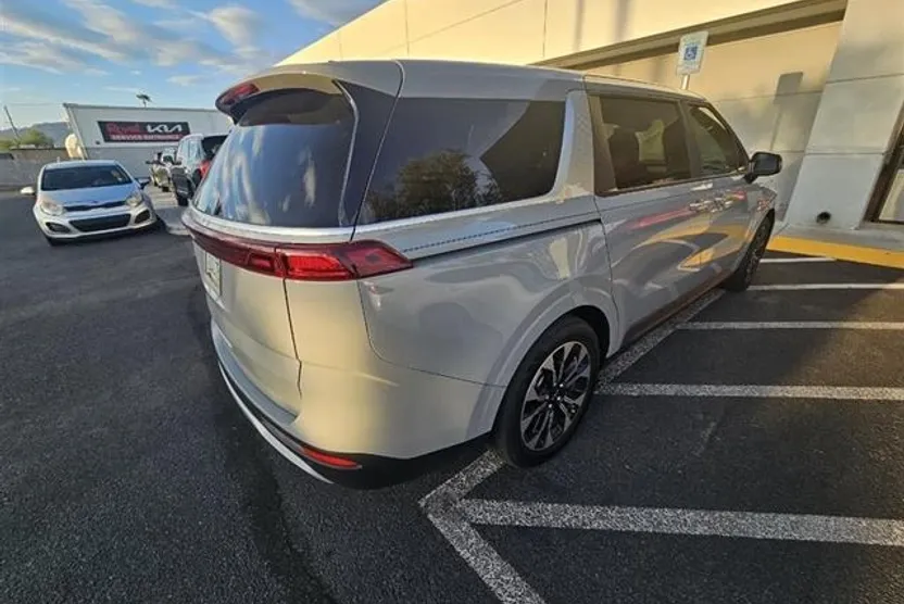 2023 Kia Carnival EX photo 1