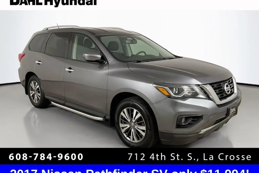 2017 Nissan Pathfinder SV photo 1