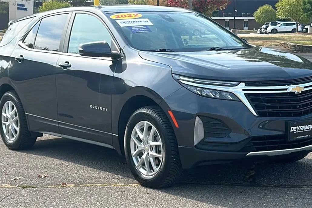 2022 Chevrolet Equinox LT photo 1