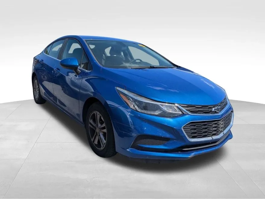 2018 Chevrolet Cruze LT photo 1