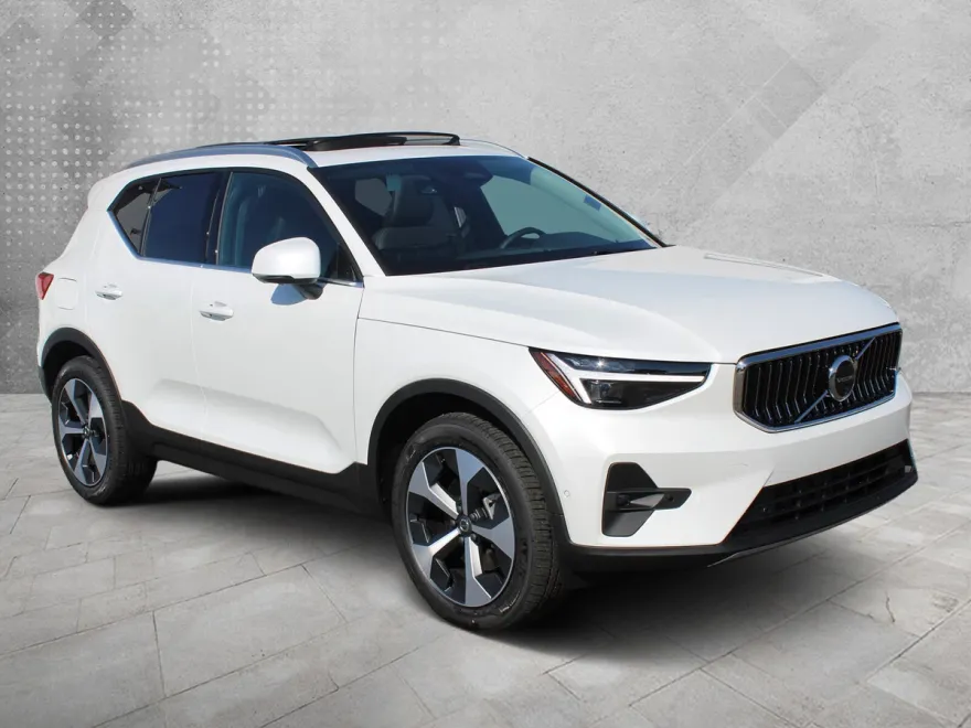2025 Volvo XC40 Plus photo 1