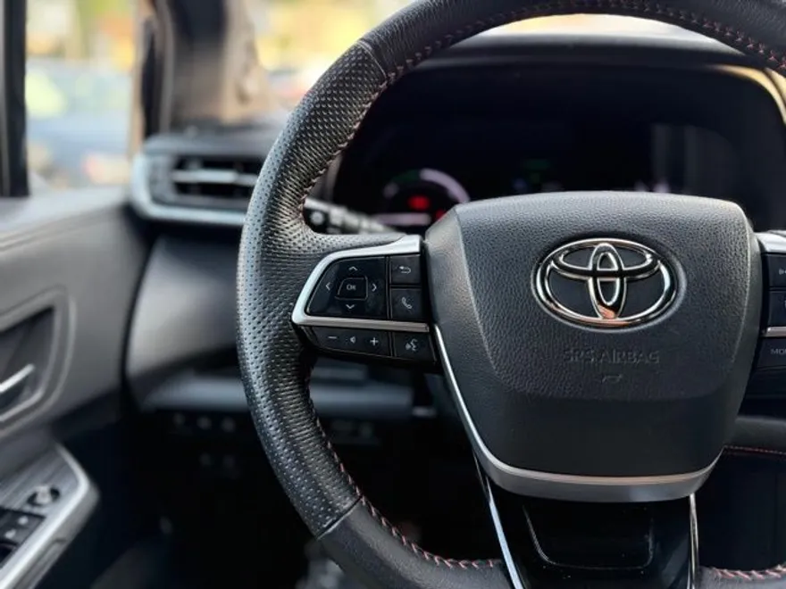 2022 Toyota Sienna XSE photo 37