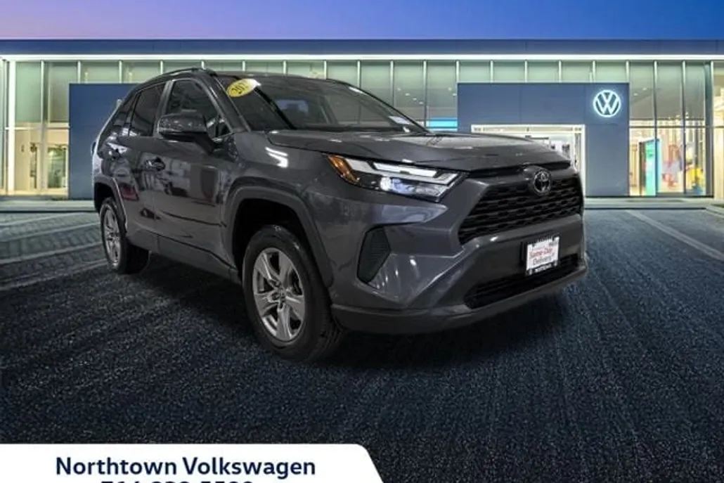 2023 Toyota RAV4 XLE photo 1