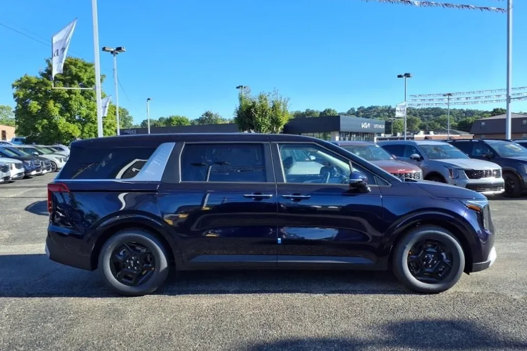 2026 Kia Carnival LX photo 1