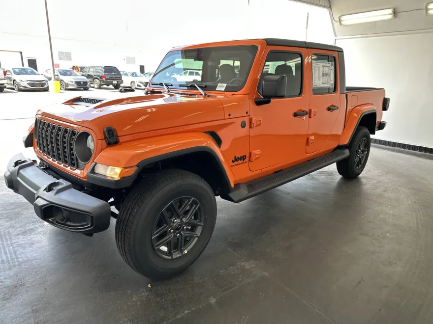 2025 Jeep Gladiator Sport S photo 1