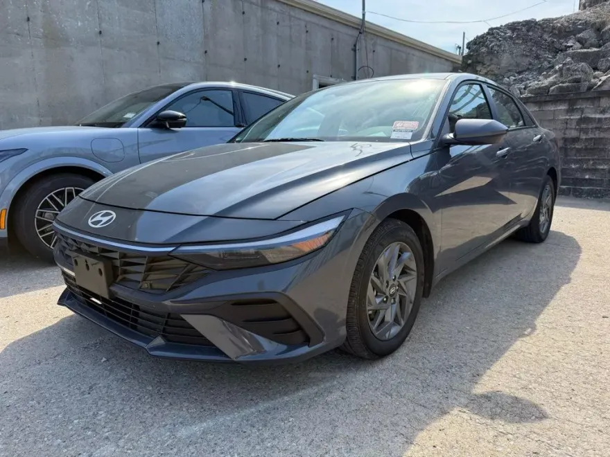 2024 Hyundai Elantra SEL photo 1