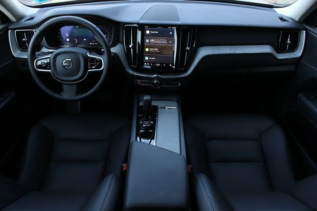 2025 Volvo XC60 B5 Plus photo 1