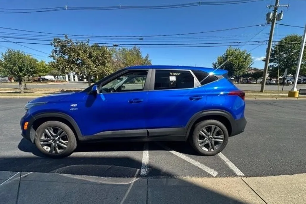 2023 Kia Seltos LX photo 1