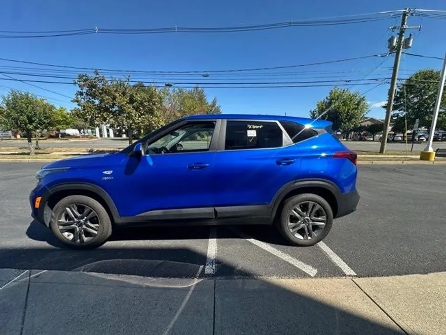 2023 Kia Seltos LX photo 1