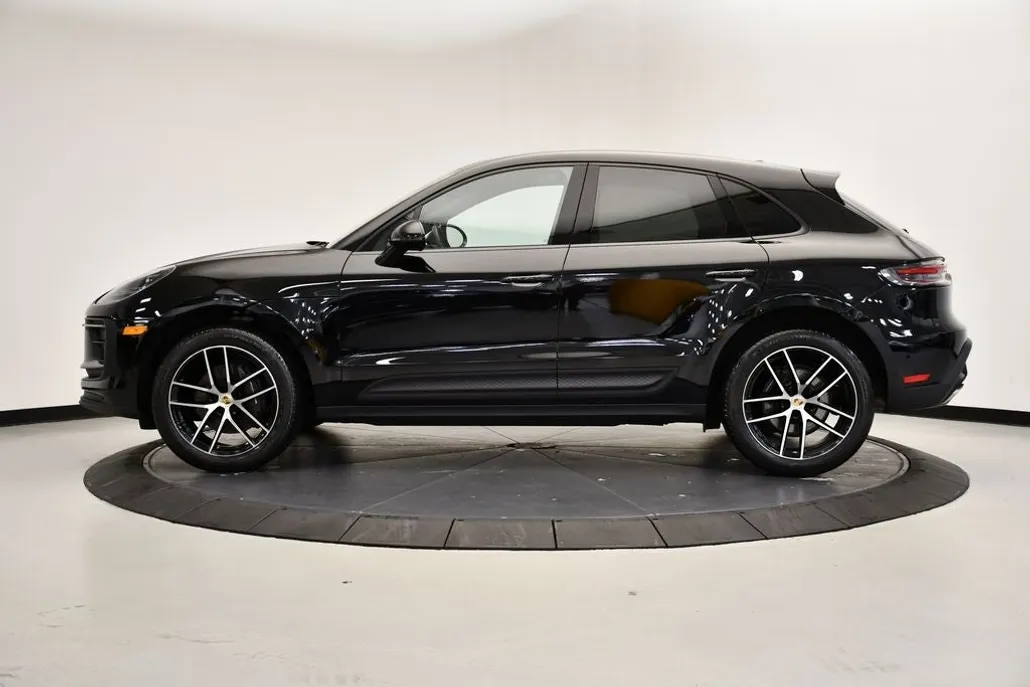 2023 Porsche Macan Base photo 1