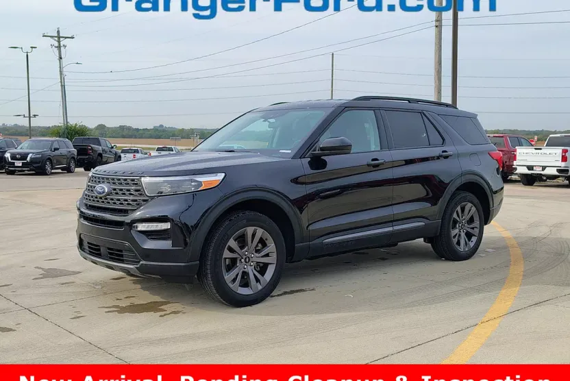 2023 Ford Explorer XLT photo 1