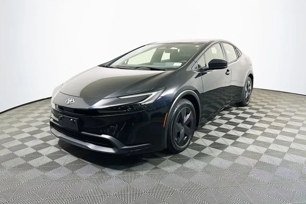 2023 Toyota Prius LE photo 1