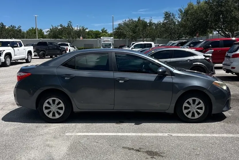 2015 Toyota Corolla LE photo 1