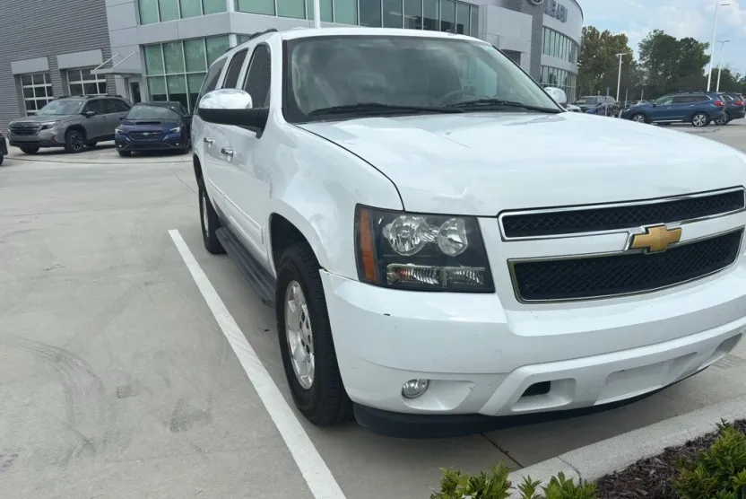 2014 Chevrolet Suburban 1500 LT photo 1