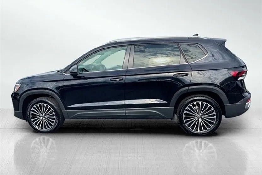 2025 Volkswagen Taos SE photo 1