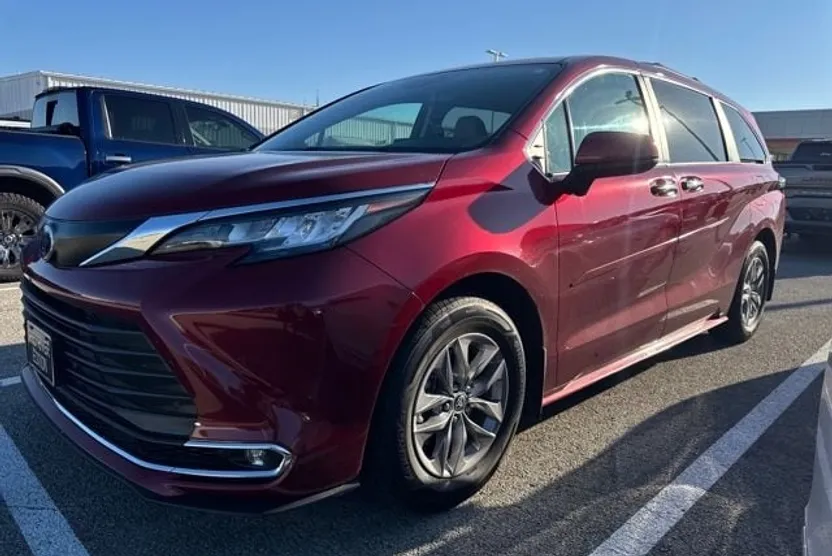 2023 Toyota Sienna XLE photo 1