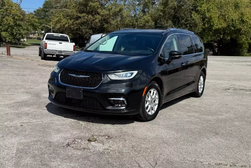 2021 Chrysler Pacifica Touring L photo 1