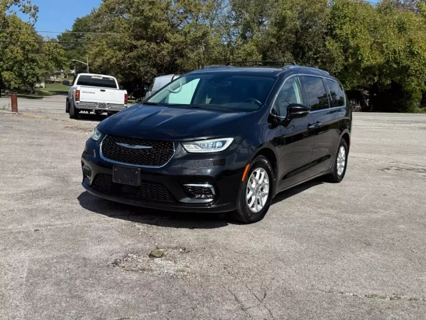 2021 Chrysler Pacifica Touring L photo 1