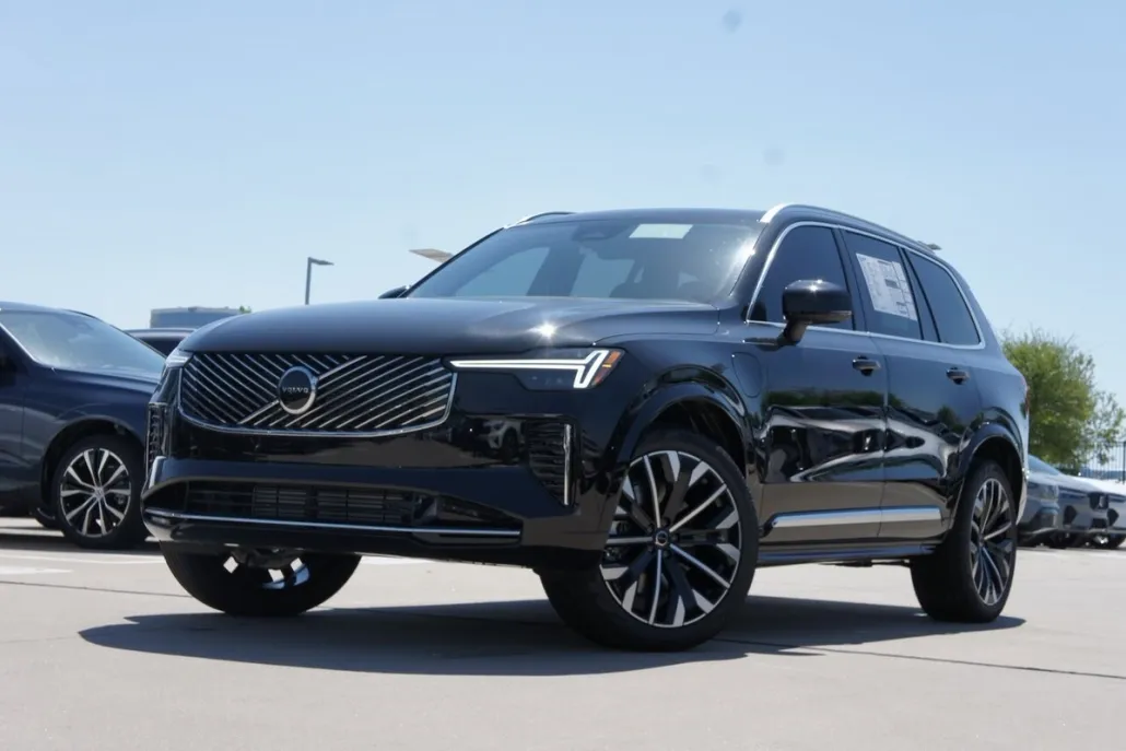 2025 Volvo XC90 T8 Core photo 1