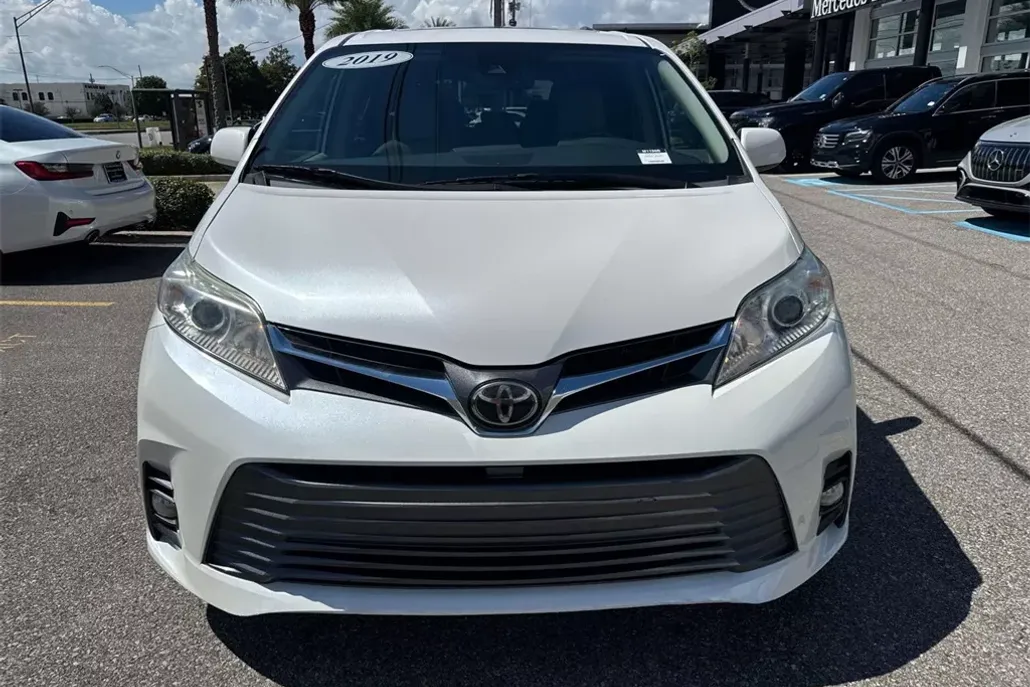 2019 Toyota Sienna L photo 1