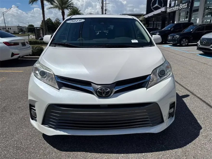 2019 Toyota Sienna L photo 1