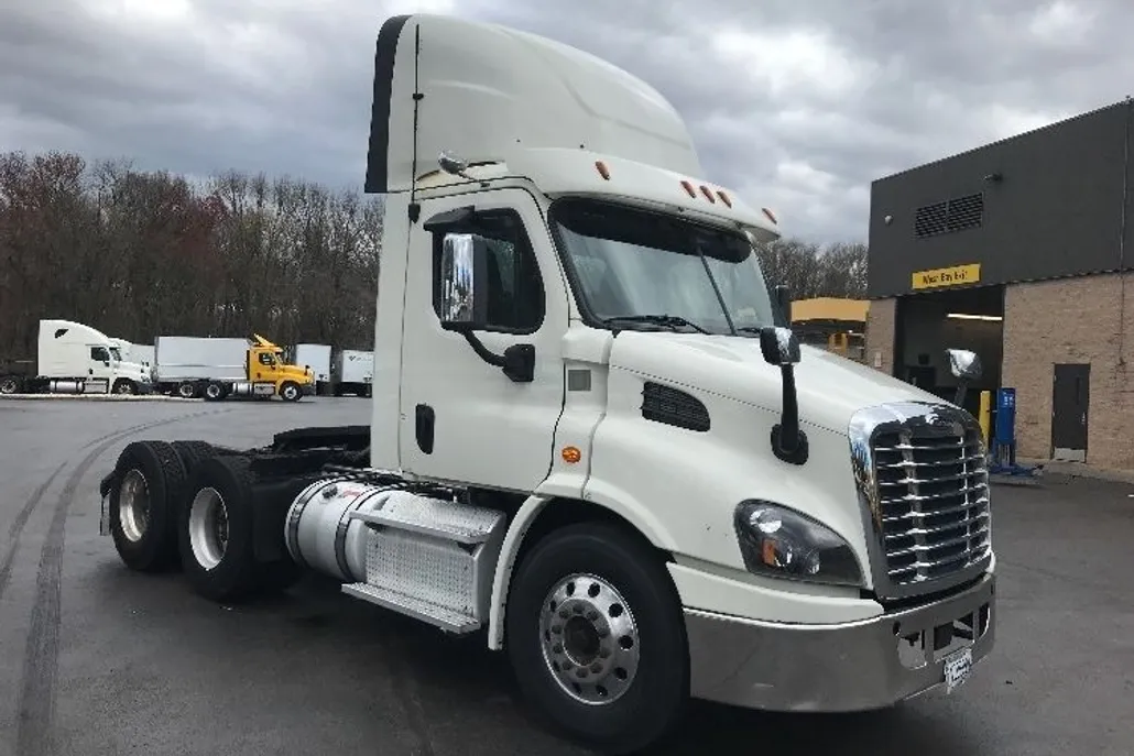 2018 Freightliner Cascadia 113" sleeper cab photo 1