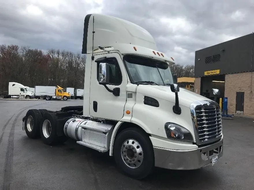 2018 Freightliner Cascadia 113" sleeper cab photo 1
