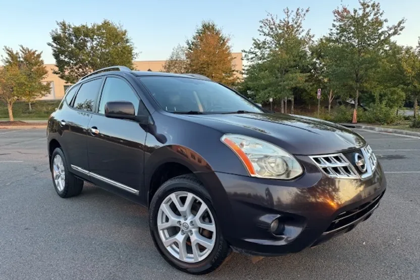 2011 Nissan Rogue SV photo 1