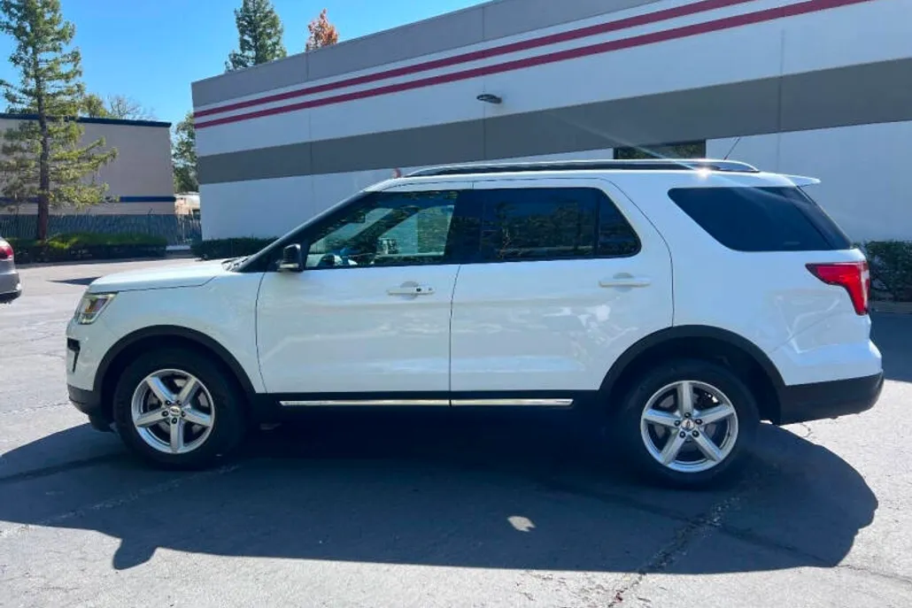 2018 Ford Explorer XLT photo 1