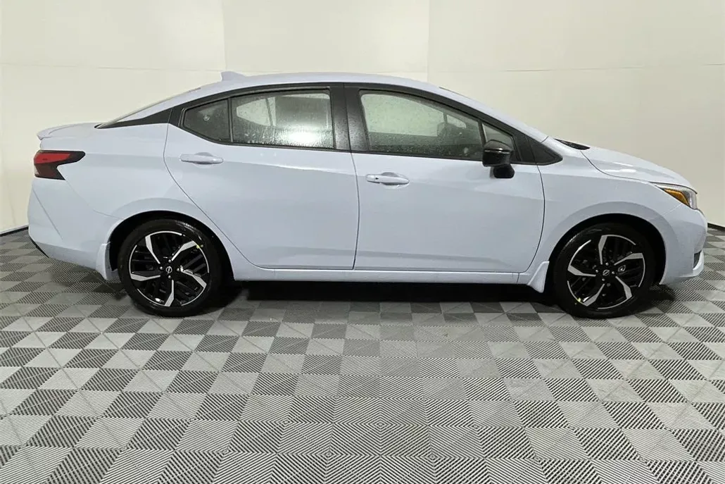 2025 Nissan Versa 1.6 SR photo 1